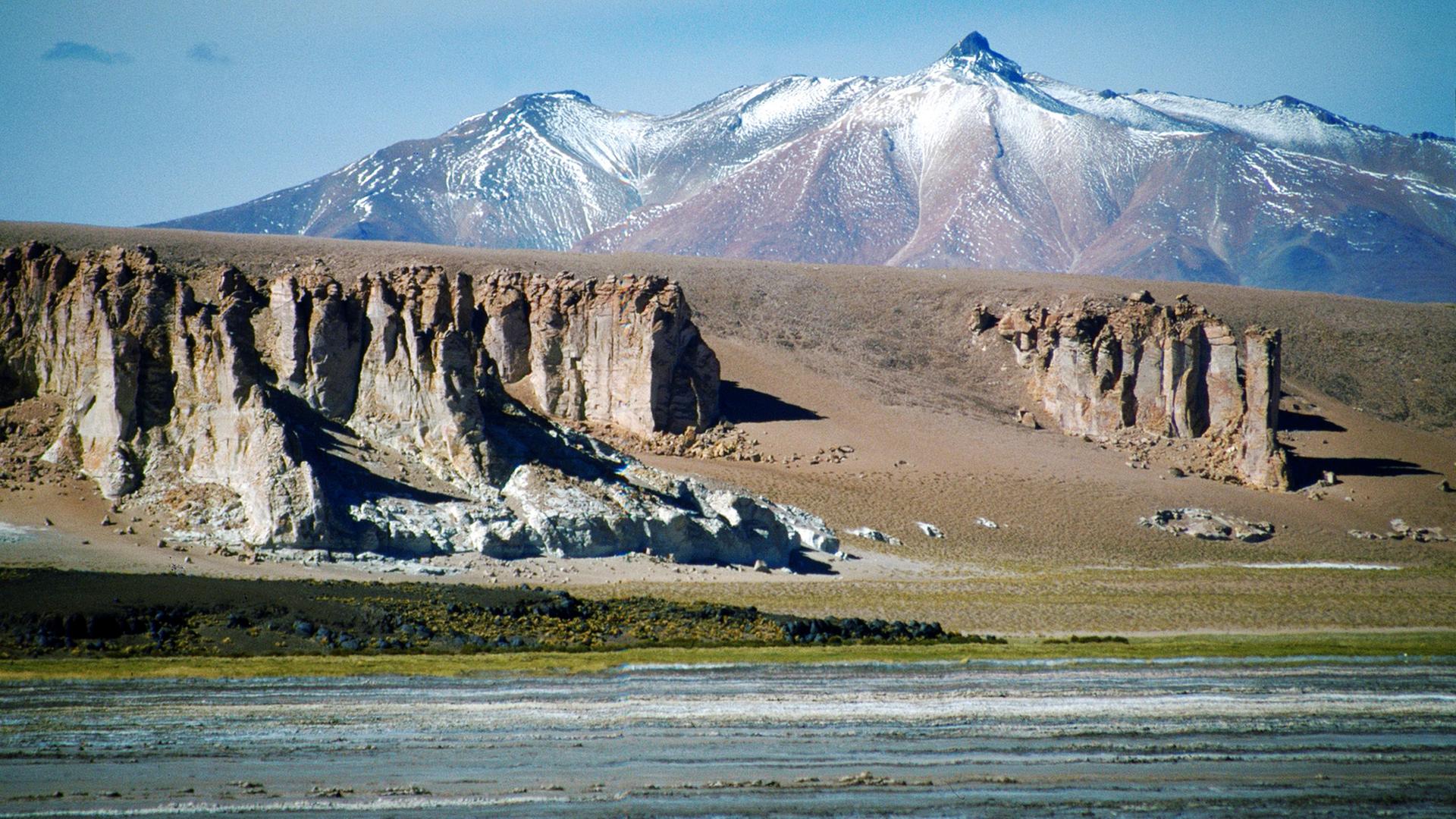 blick auf berge und gewaesser
