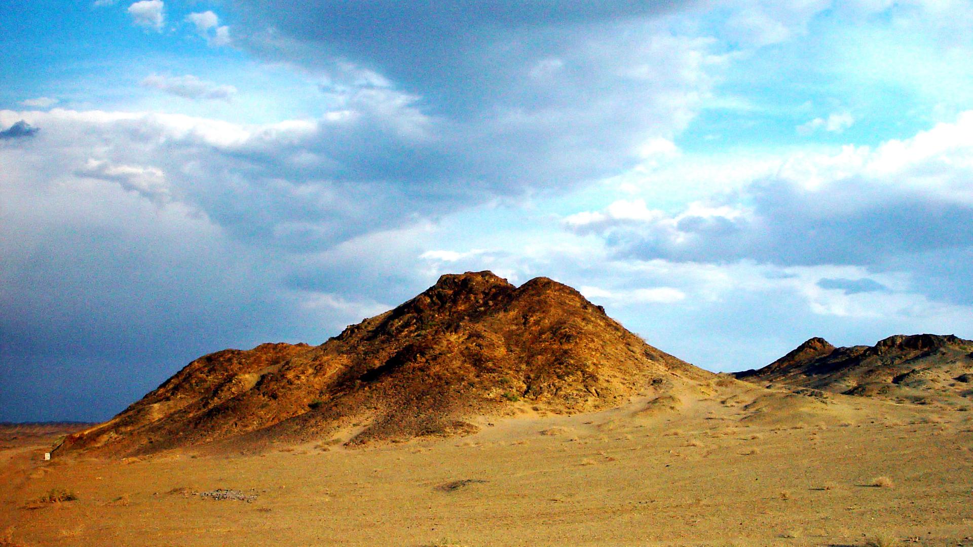 ein berg unter einem wolkenhimmel