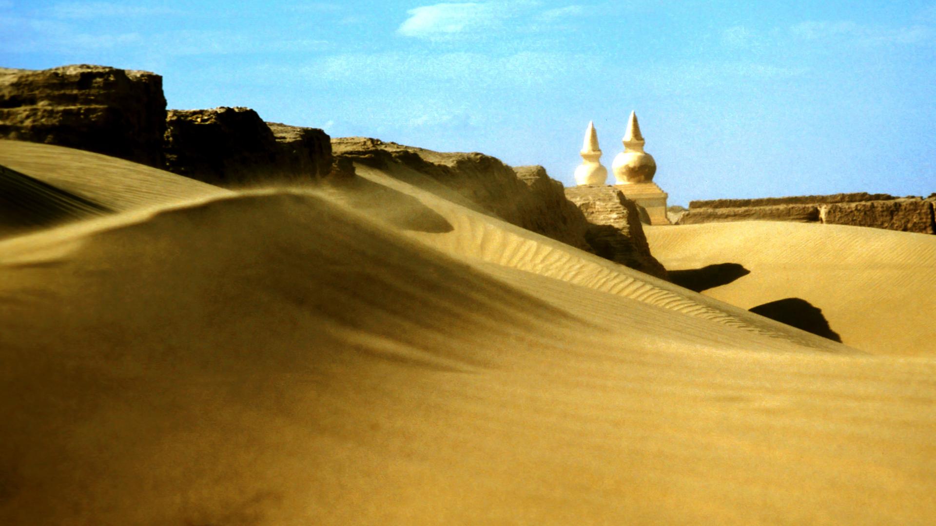 blick auf zwei tuerme im hohen wuestensand