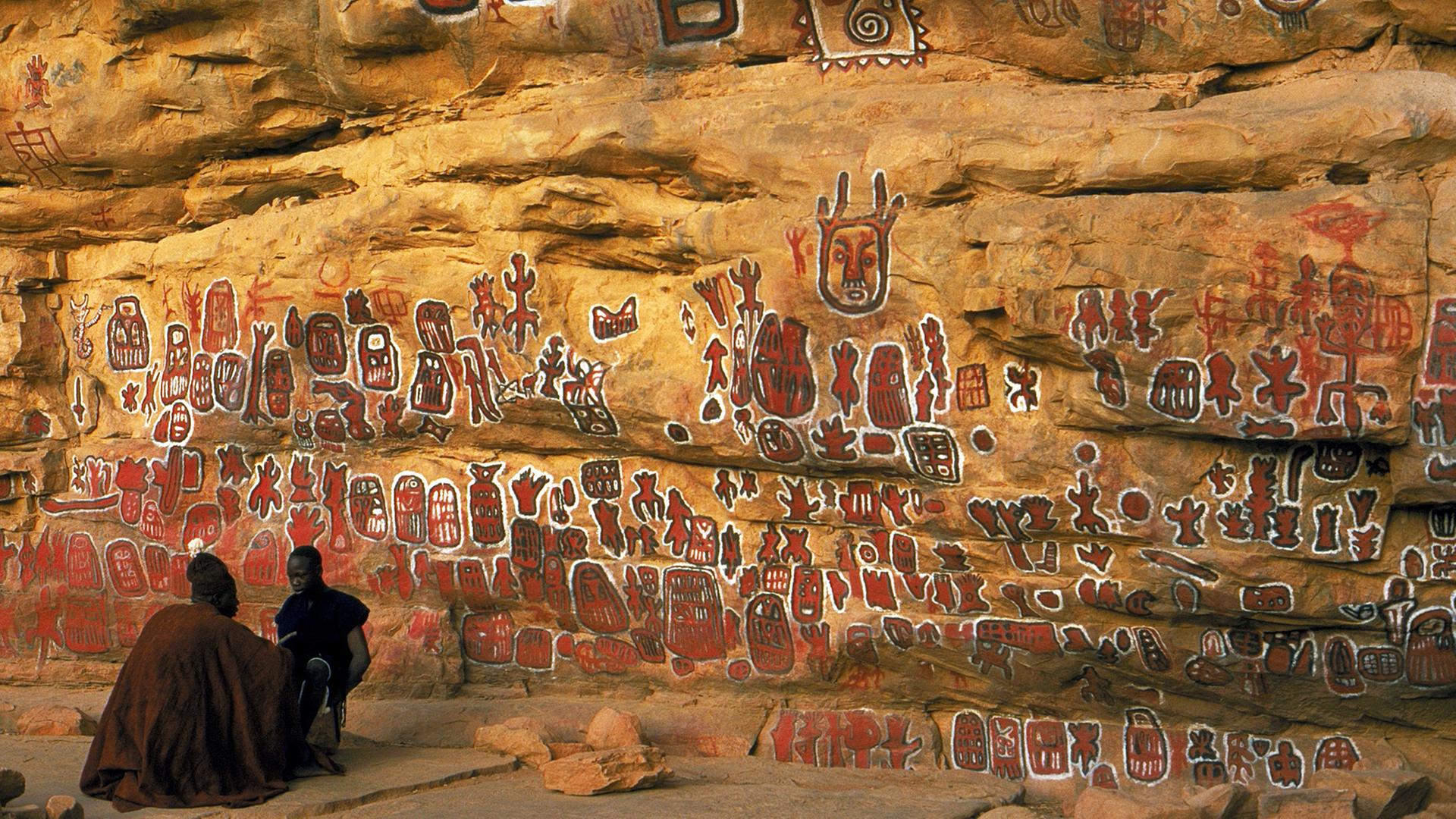 Felsenwand mit Malereien