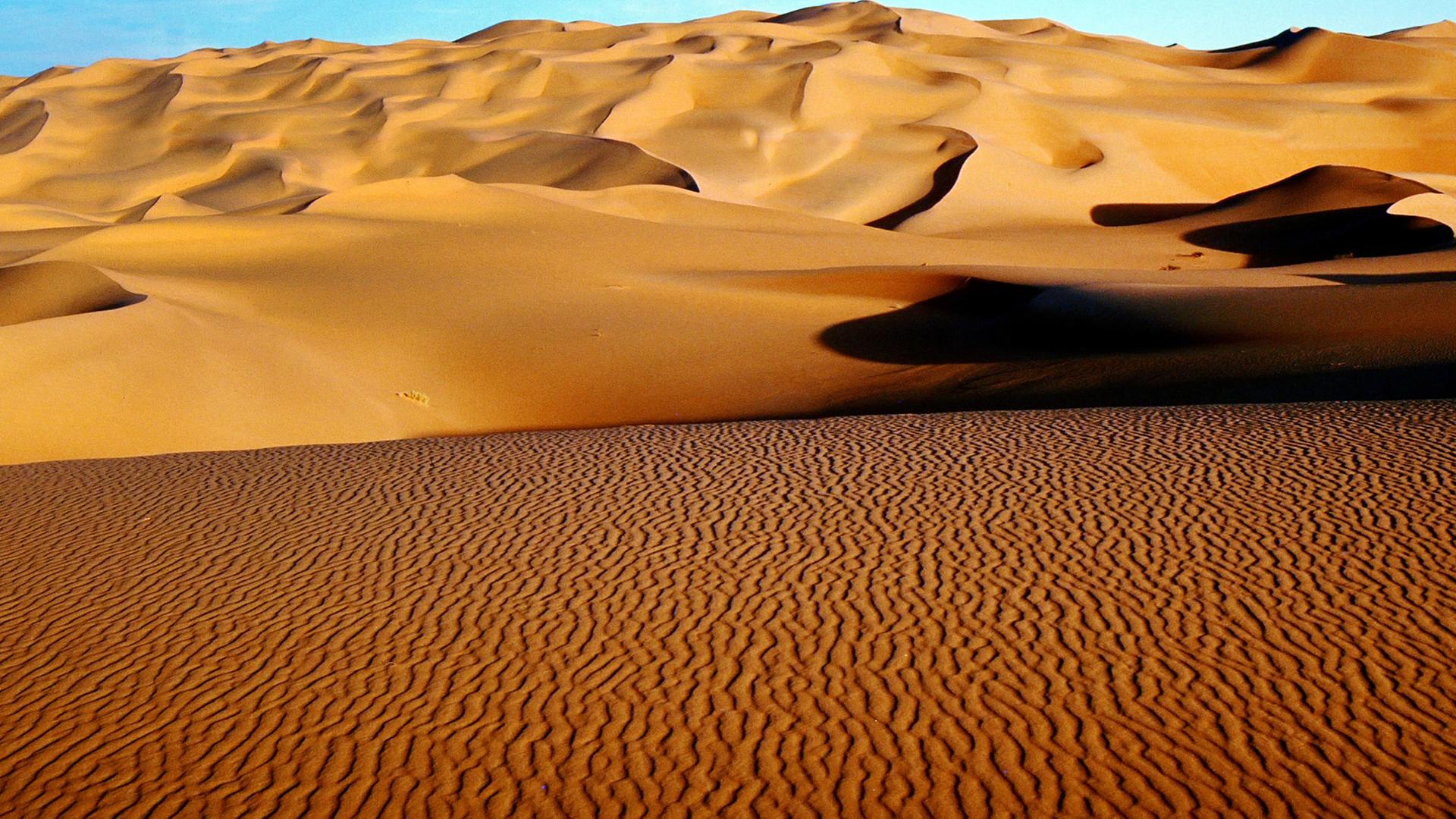 wueste im sonnenlicht mit blauem himmel