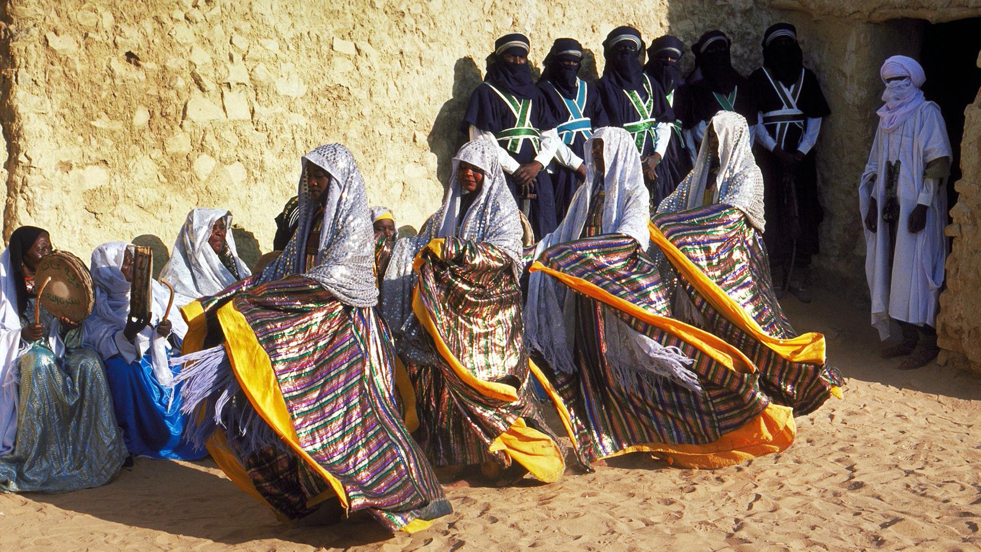 frauen in der wueste beim tanz