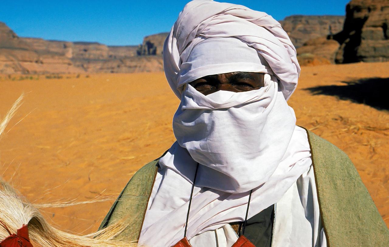 ein mann in der wueste