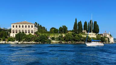 Gardasee mit einer Villa im Hintergrund