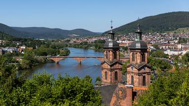 Stadtansicht einer Stadt am Main.