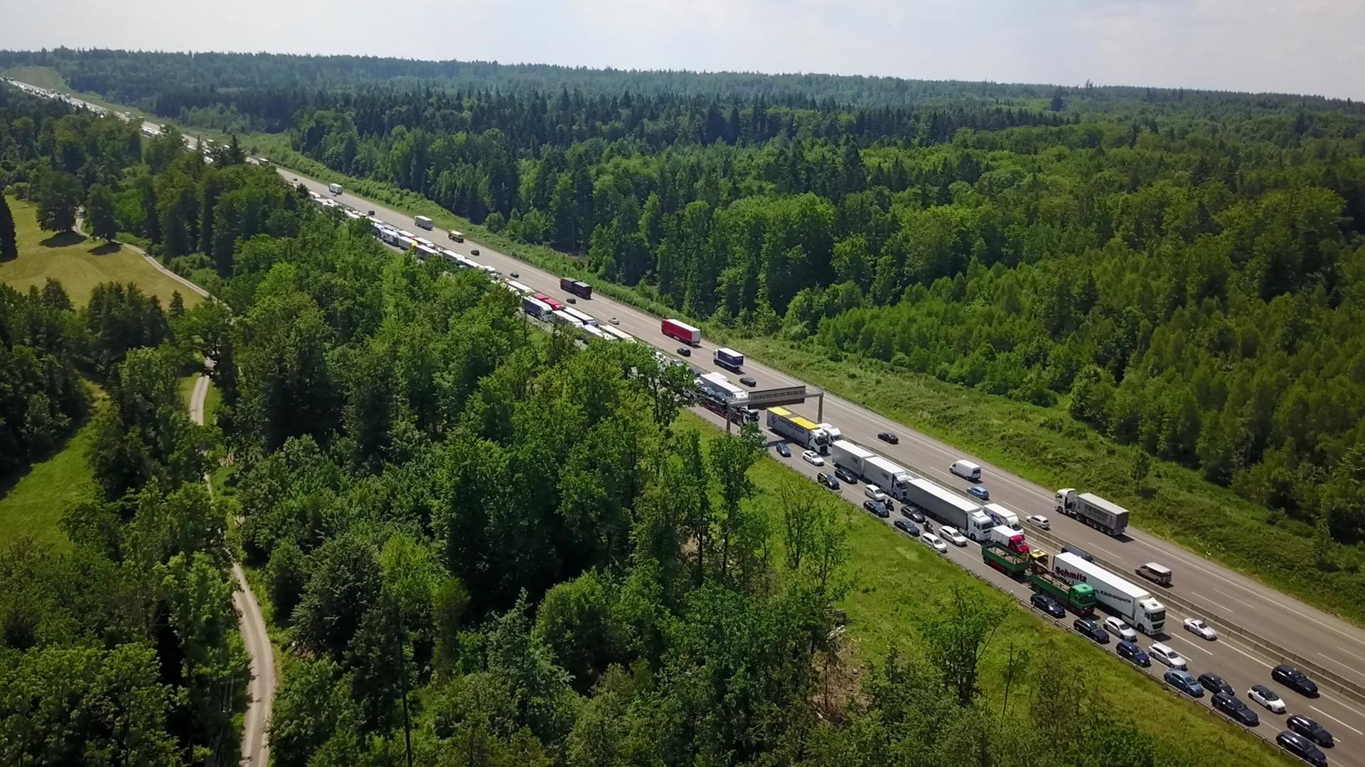 Sommer, Sonne, Superstau: Stau auf der A8 bei Pforzheim von oben.