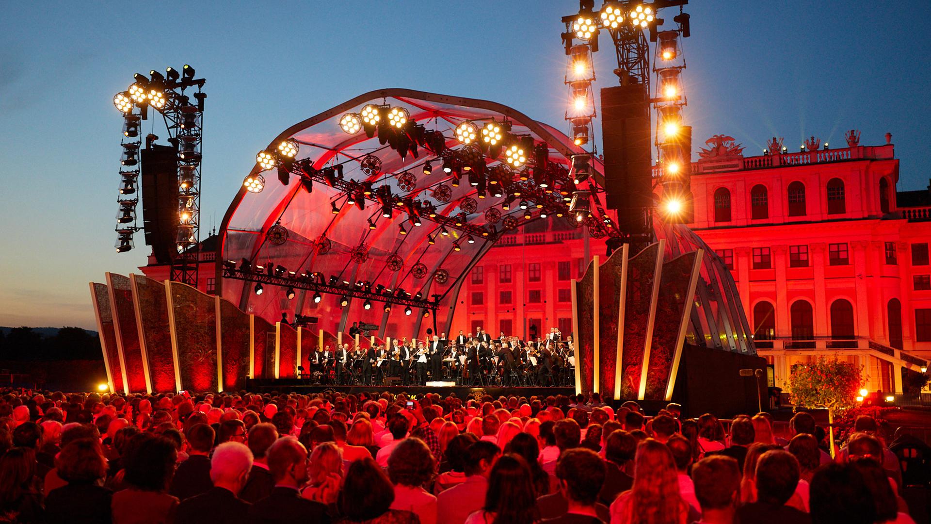 Die Bühne des Sommernachtskonzertes in rötliches Licht getaucht.