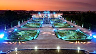 Die barocke Parklandschaft des Schlossparks Schönbrunn bunt beleuchtet.