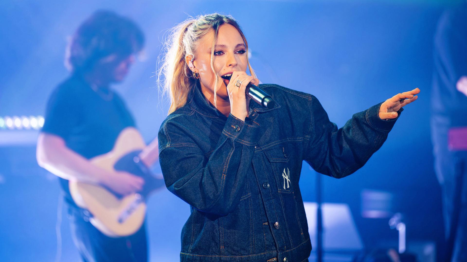 Sängerin Sophia und Band