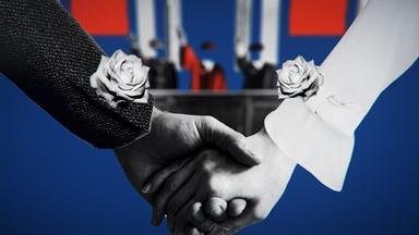 Bildmontage: Eine Männerhand und eine Frauenhand fassen einander, an den Ärmeln der Kleidung ist jeweils eine weiße Rose befestigt, im Hintergrund sind drei Richter zu sehen, die die rechte Hand hoch strecken.