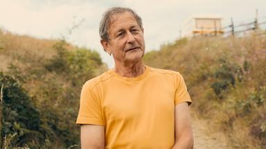 Karl-Heinz Stützel auf einem Feldweg bei Oberellen