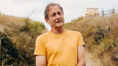 Karl-Heinz Stützel auf einem Feldweg bei Oberellen