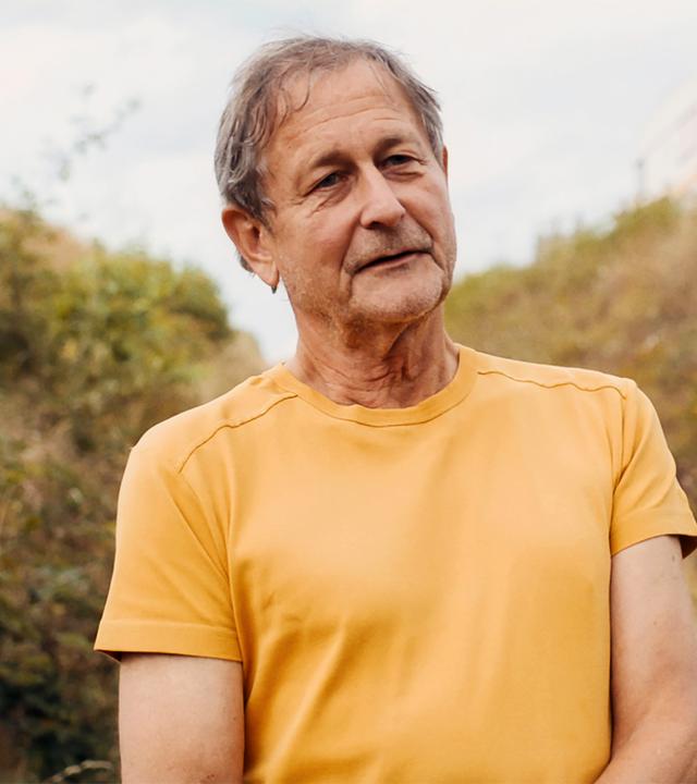 Karl-Heinz Stützel auf einem Feldweg bei Oberellen