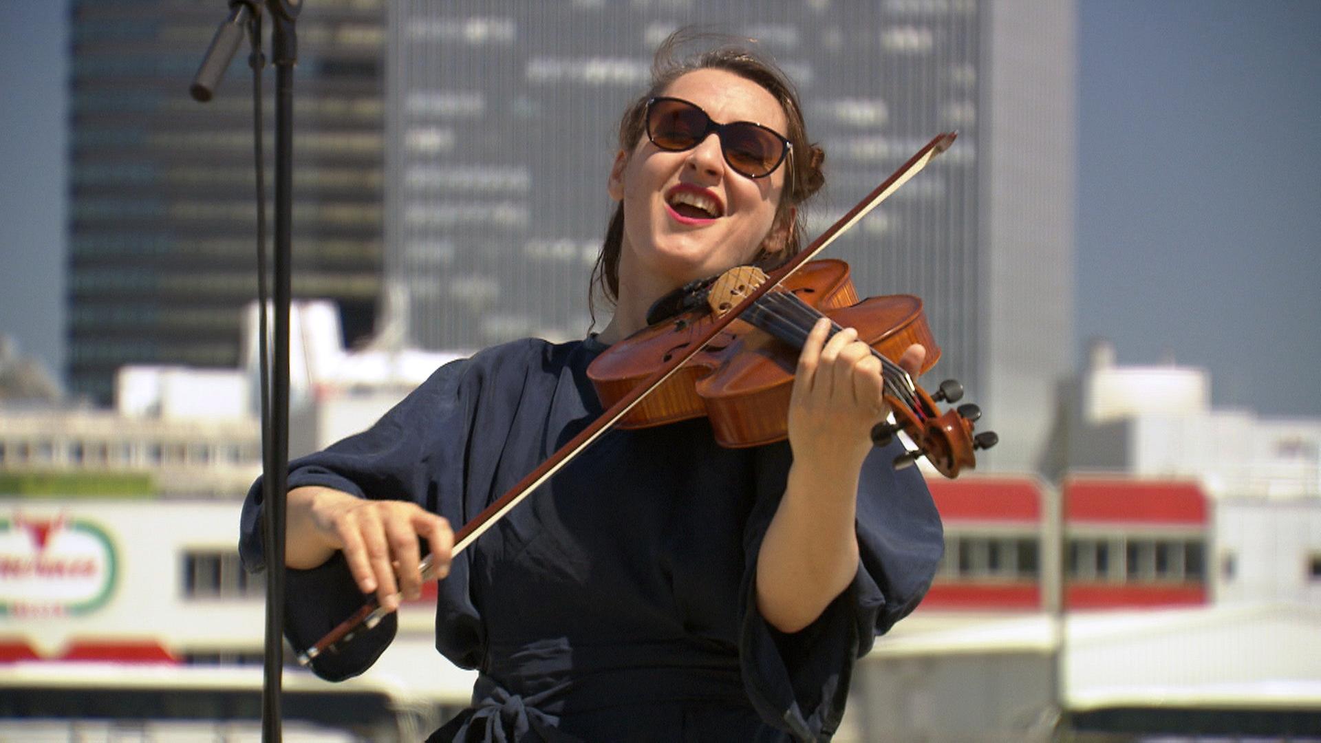 Jelena Popržan, Bratschistin und Vokalistin der Wiener Band Madame Baheux bei den Dreharbeiten zu Sound of Vienna in St. Marx