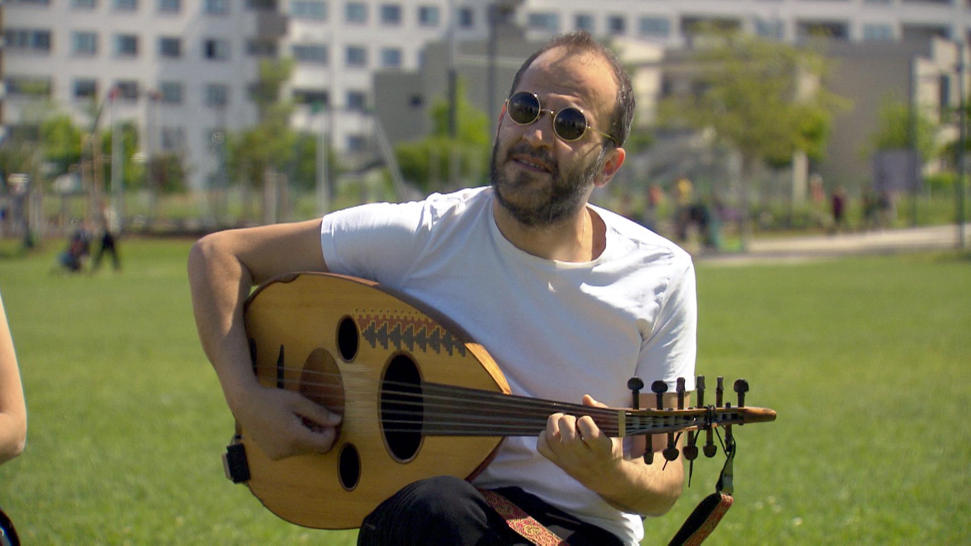 Orwa Saleh, Oudspieler und Mastermind vom Orwa Saleh Ensemble bei den Dreharbeiten zu Sound of Vienna im Sonnwendviertel. 