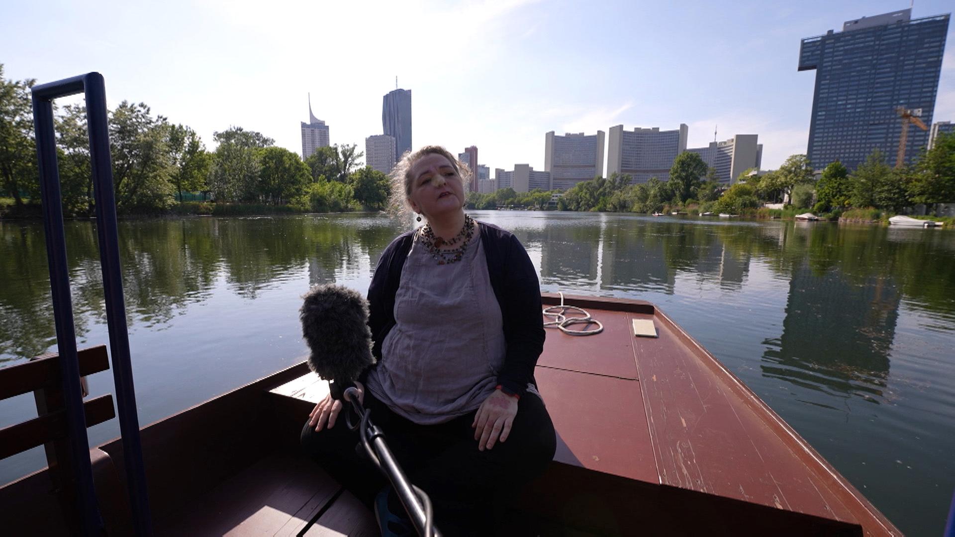 Die vielseitige Wiener Vokalistin Nataša Mirkovic bei Dreharbeiten zu Sound of Vienna an der Alten Donau. 