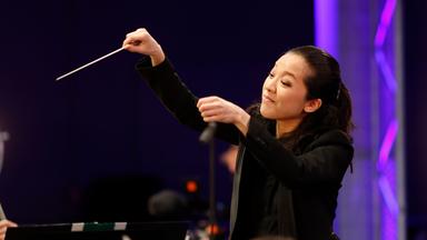 Dirigentin Erina Yashima und historische Aufnahme von Jazzmusik:innen in New Orleans