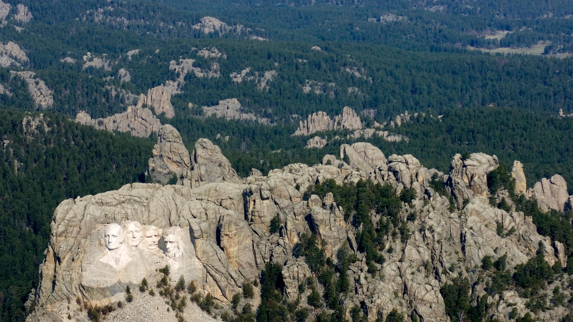 Luftaufnahme zeigt das Mount-Rushmore-Nationaldenkmal in den Black Hills nahe Keystone, South Dakota.