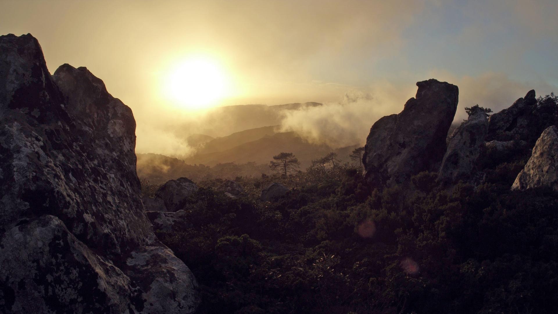Ein Sonnenaufgang über einem Steinigen Gelände
