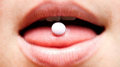 Tablette auf der Zunge