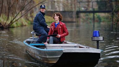 "Spreewaldkrimi - Bis der Tod euch scheidet": Kommissarin Luise Bohn (Alina Stiegler) und Maria Wladowska (Victoria Chilap) von der Spurensicherung sitzen in einem Kahn und blicken in die Ferne.