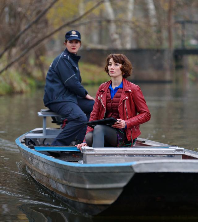 "Spreewaldkrimi - Bis der Tod euch scheidet": Kommissarin Luise Bohn (Alina Stiegler) und Maria Wladowska (Victoria Chilap) von der Spurensicherung sitzen in einem Kahn und blicken in die Ferne.