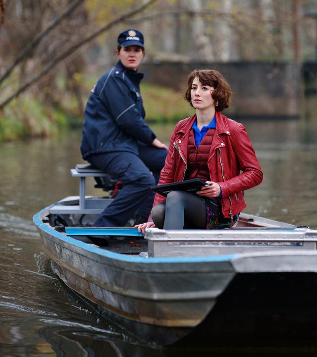 "Spreewaldkrimi - Bis der Tod euch scheidet": Kommissarin Luise Bohn (Alina Stiegler) und Maria Wladowska (Victoria Chilap) von der Spurensicherung sitzen in einem Kahn und blicken in die Ferne.