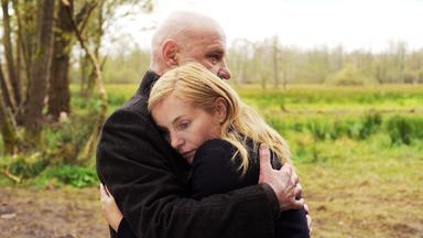 Tanja Bartko (Nadja Uhl) sucht Schutz bei Kommissar Krüger (Christian Redl).