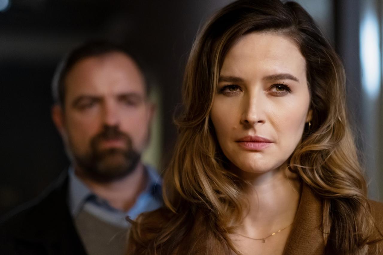 Juergen Maurer (Gerhard Mesek) steht hinter Katrin Bauerfeind (Brigitte Klein)