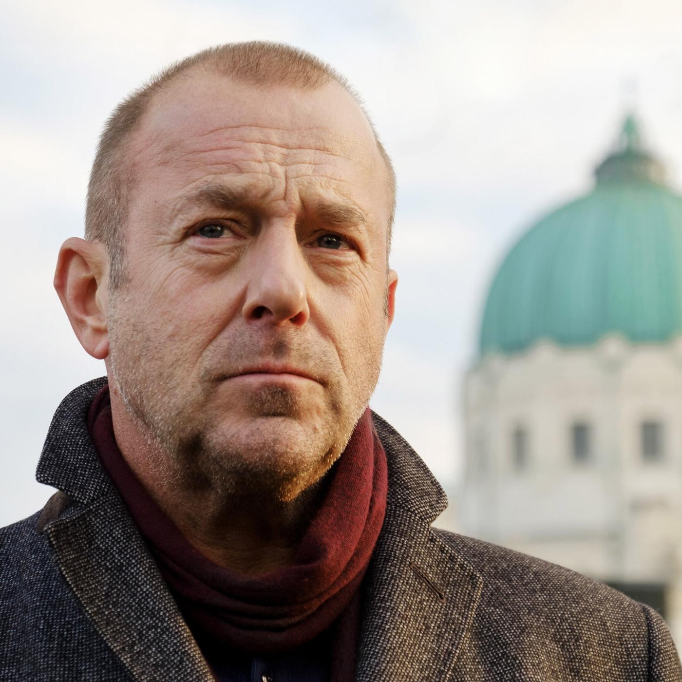 Heino Ferch (Richard Brock), im Hintergrund die Friedhofskirche auf dem Wiener Zentralfriedhof