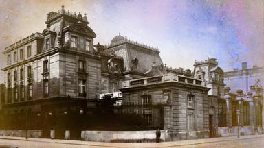 Das Bild zeigt das Palais Albert Rothschild, ein historisches Gebäude in Wien. Es hat eine prächtige Architektur mit dekorativen Elementen und ein abgeschottetes Eingangsbereich. Straßen und Gehwege sind sichtbar.
