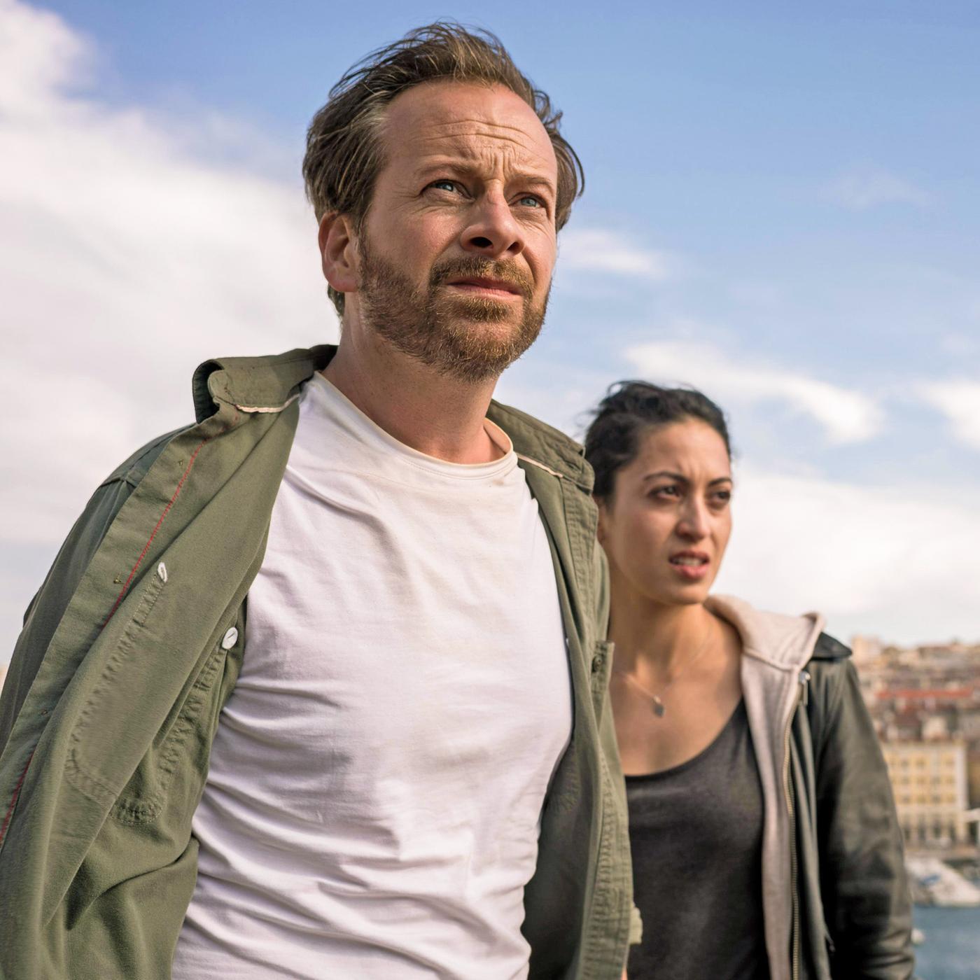 Ein Mann und eine Frau vor dem Stadtpanorama von Marseille.