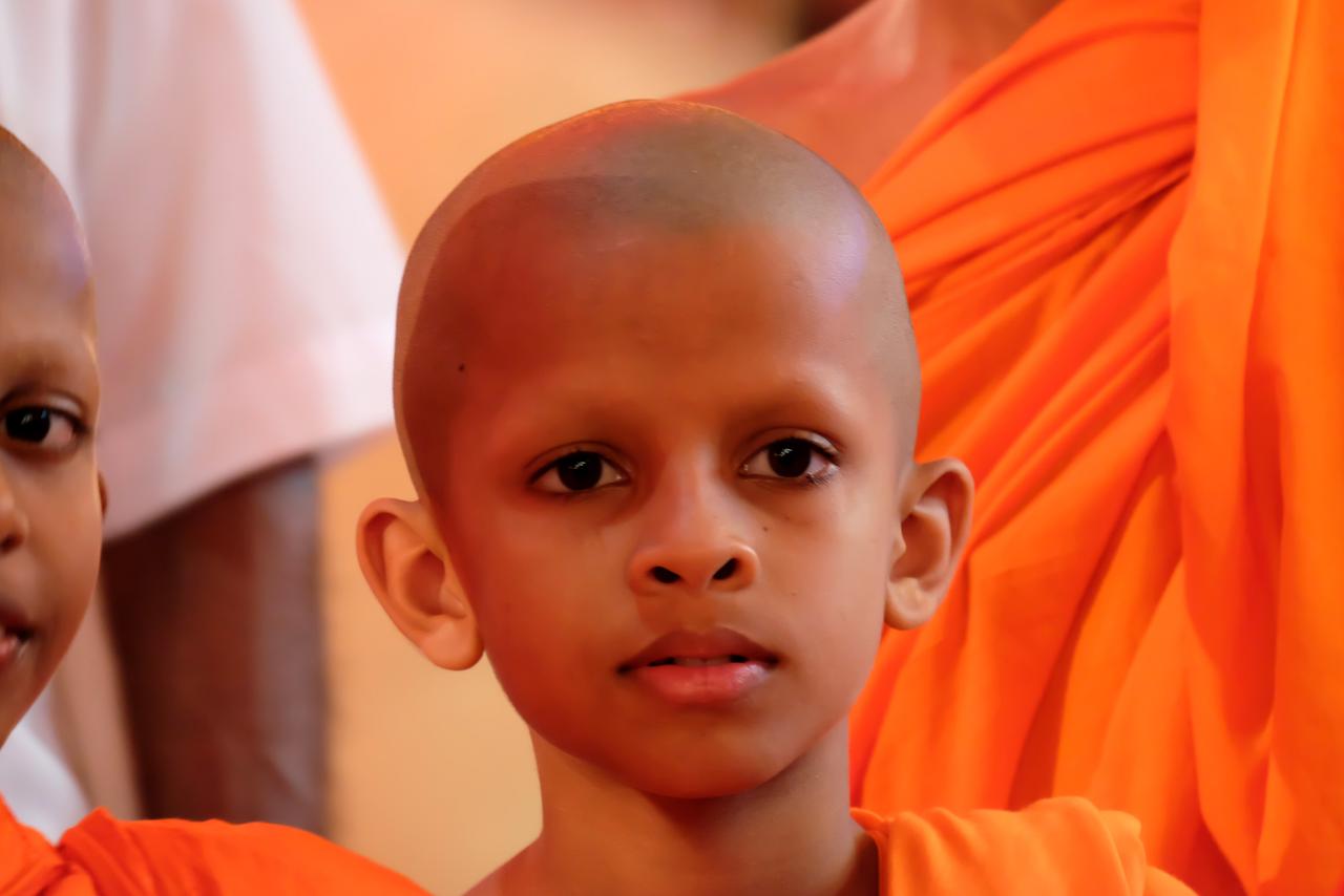 Junger buddhistischer Mönchs-Pilger in Kataragama