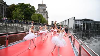 Staatsballett tanzt auf Spree-Schiff in Berlin