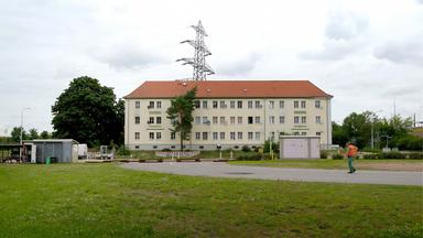 Ein großes freistehendes Gebäude.