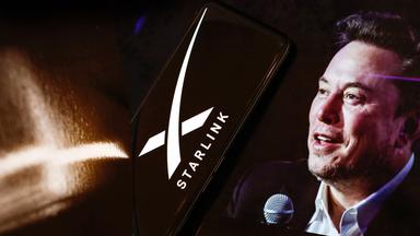 Ein Handy, auf dessen Bildschirm ein weißes X und das Wort "Starlink" zu sehen sind. Daneben ist das Gesicht eines Mannes (Elon Musk) mit dunklen Haaren und in einem Anzug zu sehen, der ein Mikrofon in der Hand hält.