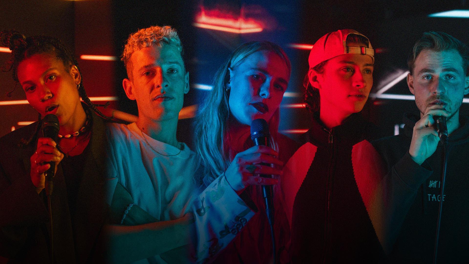 Collage von Portraitfotos verschiedener Künstler*innen.