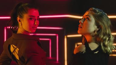 Zwei junge Frauen vor LED-Leuchten.