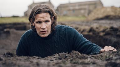 Richard (Matt Smith) steht in einem Erdloch.