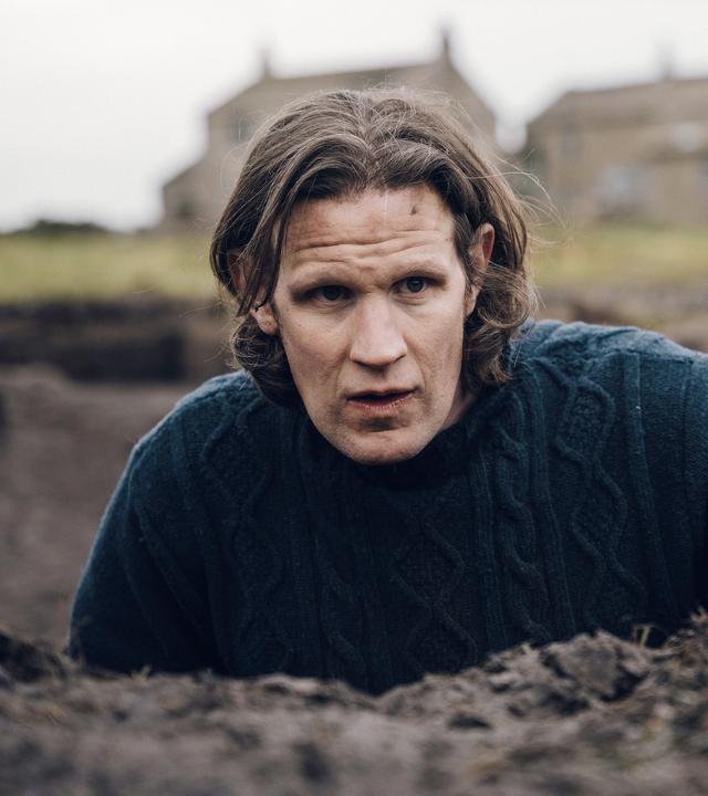 Richard (Matt Smith) steht in einem Erdloch.