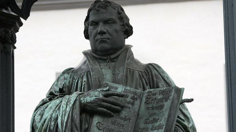 Statue von Martin Luther mit einer Bibel in der Hand