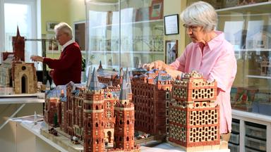 Eine Frau und eine Mann beim Modellbau.