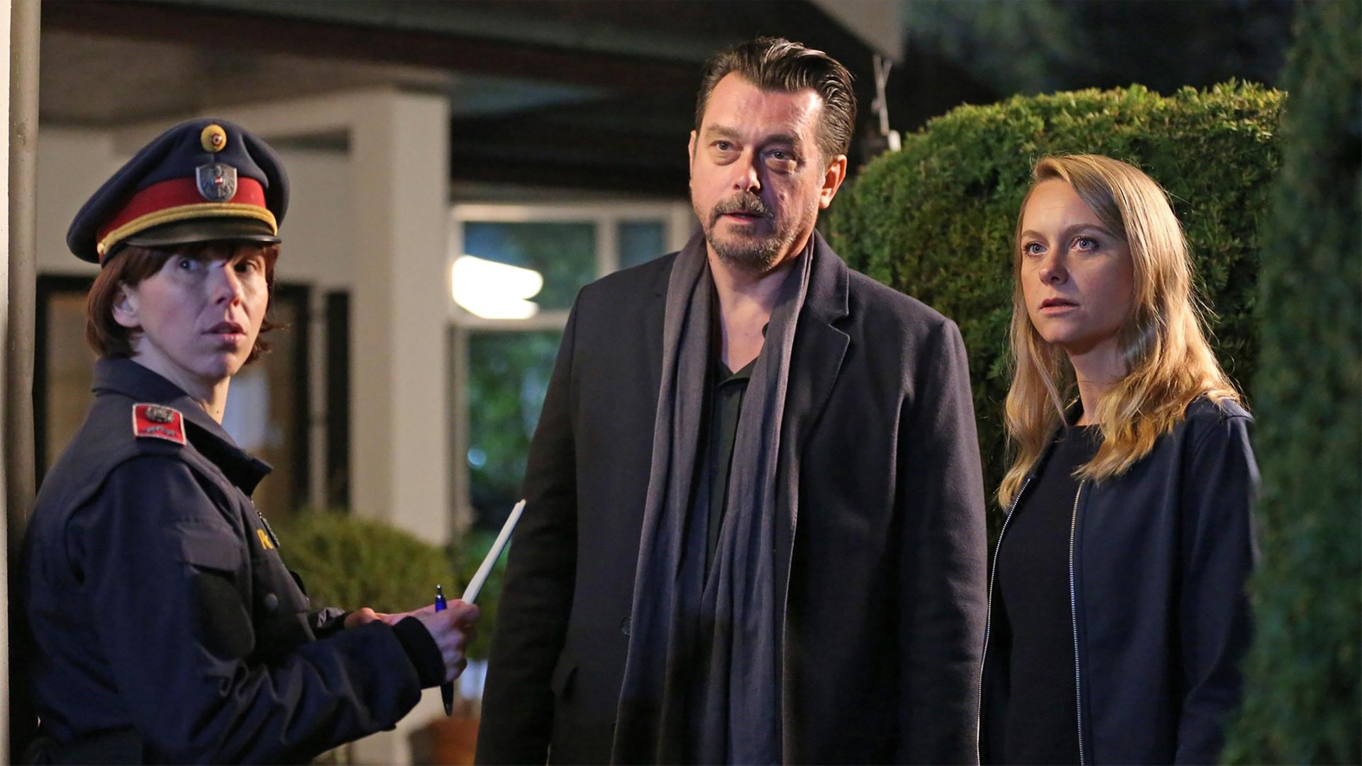 Bergmann (Hary Prinz) und Anni (Anna Unterberger) mit der Dorfpolizistin Renner (Eva Mayer, li.) am Tatort
