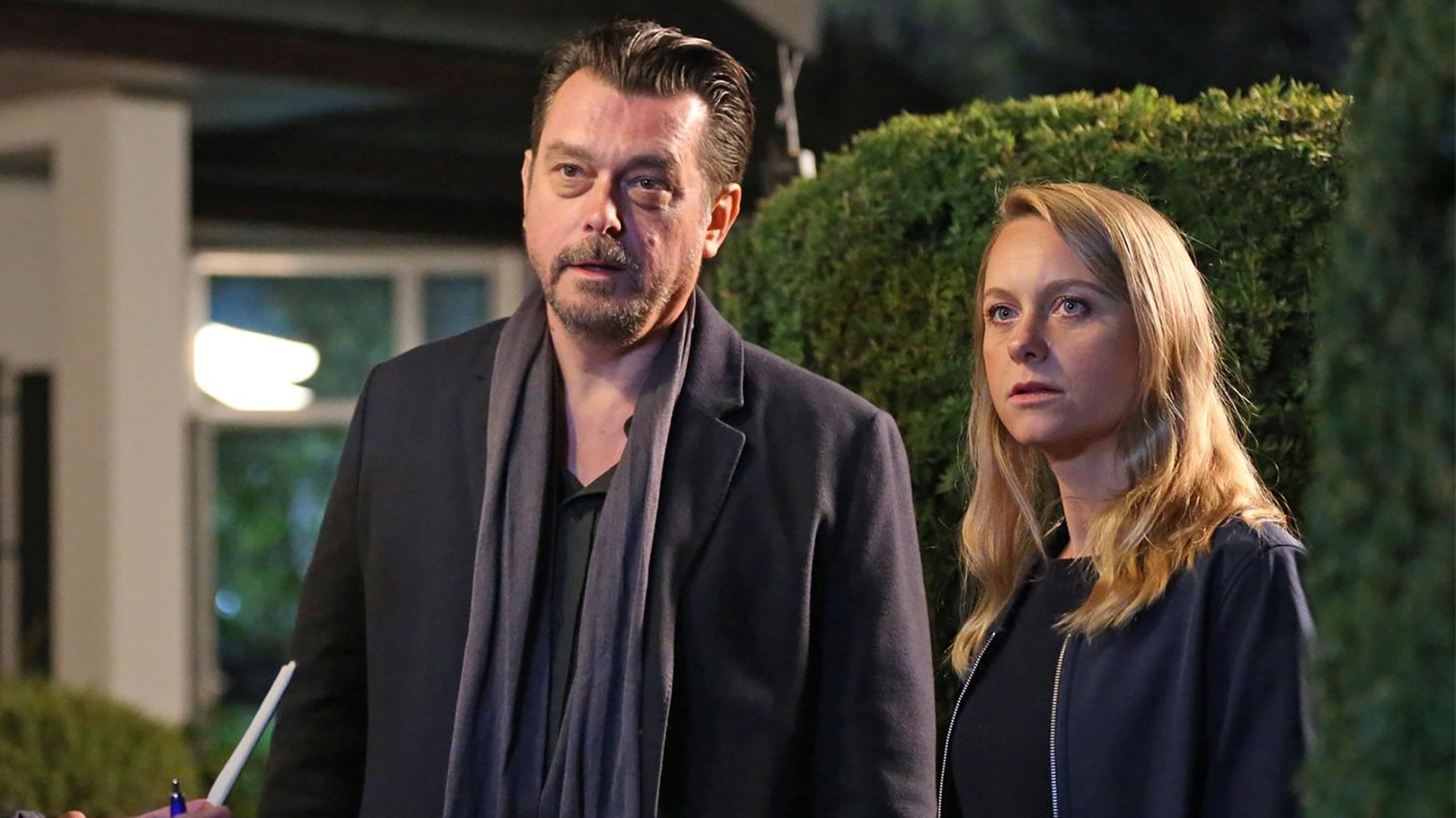 Bergmann (Hary Prinz) und Anni (Anna Unterberger) mit der Dorfpolizistin Renner (Eva Mayer, li.) am Tatort