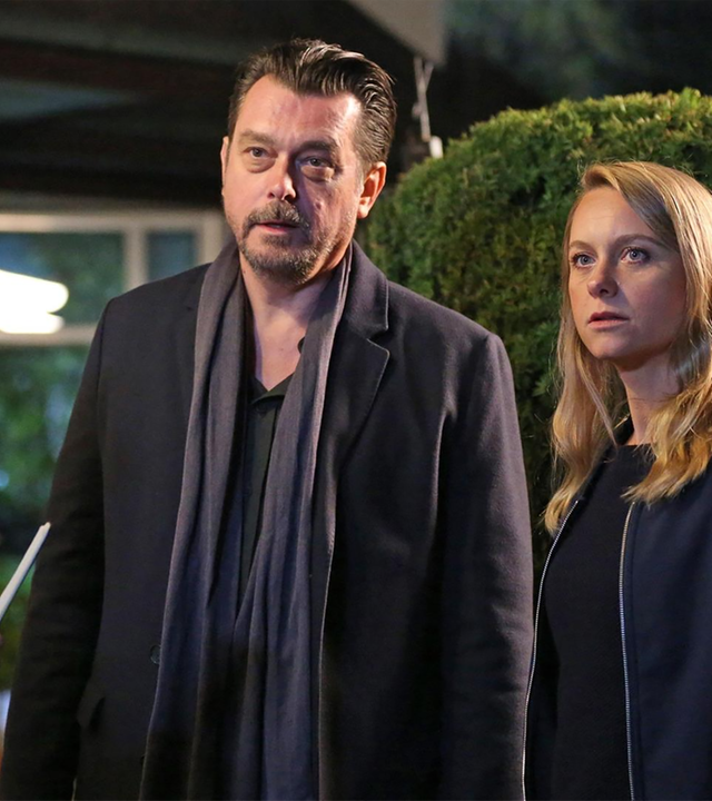 Bergmann (Hary Prinz) und Anni (Anna Unterberger) mit der Dorfpolizistin Renner (Eva Mayer, li.) am Tatort