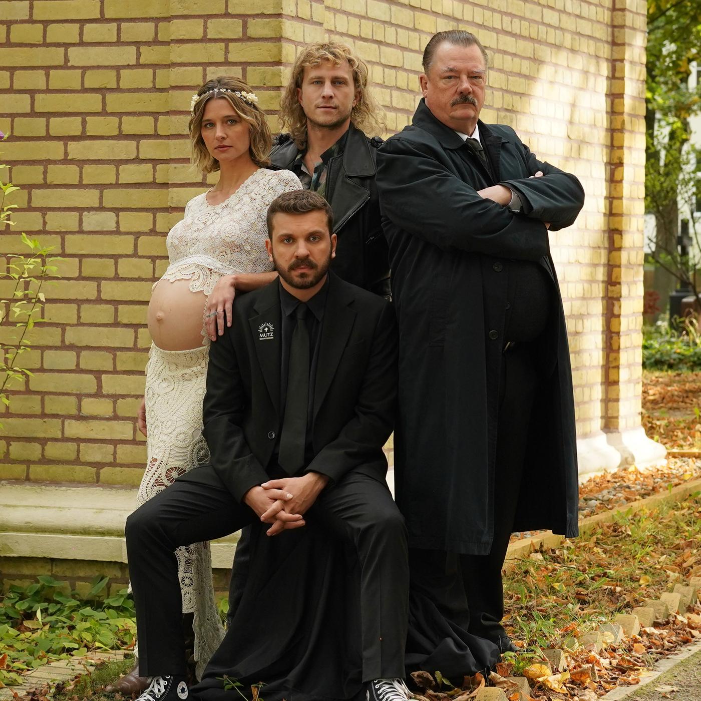 Eric (Edin Hasanovic, sitzend) beginnt ein Praktikum bei Bestatter Volker Mutz (Peter Kurth, r.)