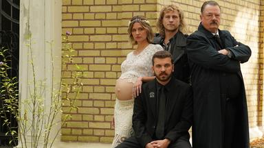 Eric (Edin Hasanovic, sitzend) beginnt ein Praktikum bei Bestatter Volker Mutz (Peter Kurth, r.)