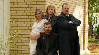 Eric (Edin Hasanovic, sitzend) beginnt ein Praktikum bei Bestatter Volker Mutz (Peter Kurth, r.)