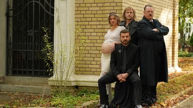 Eric (Edin Hasanovic, sitzend) beginnt ein Praktikum bei Bestatter Volker Mutz (Peter Kurth, r.)