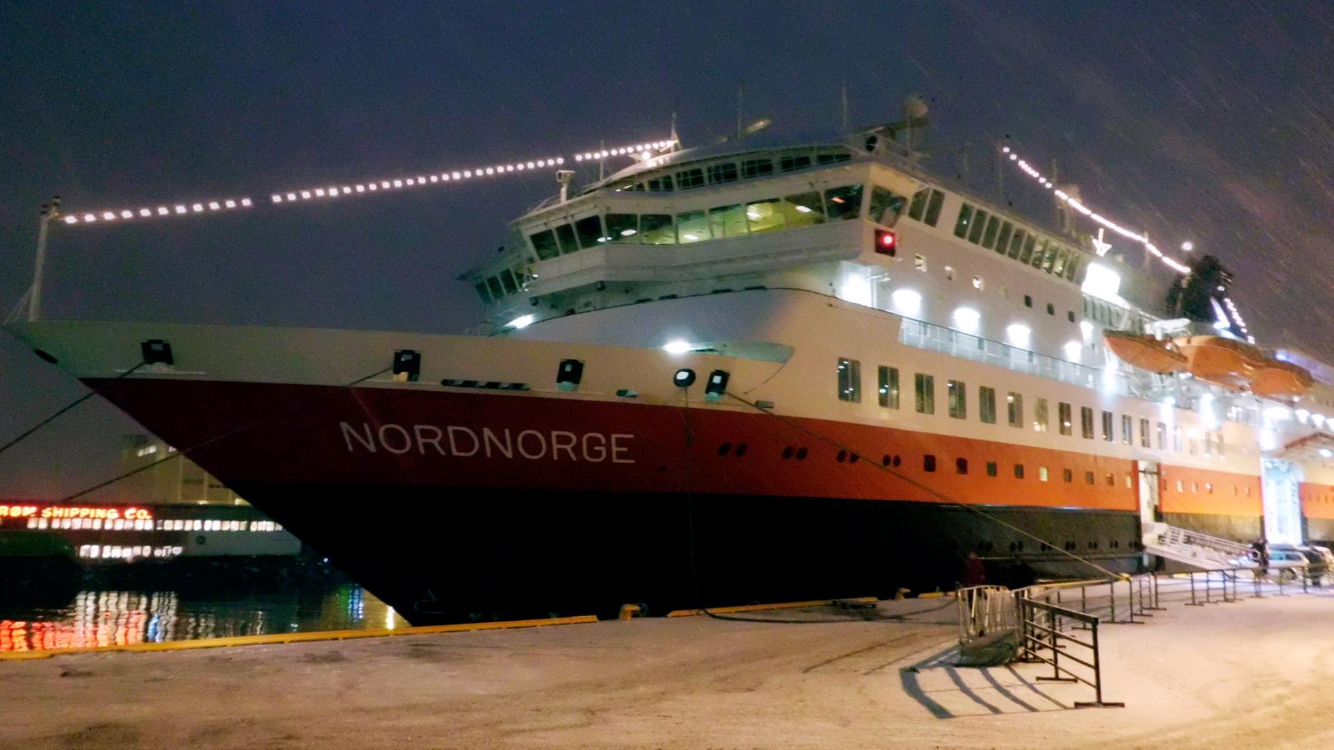 Ein großes Schiff an einem Anlegesteg.